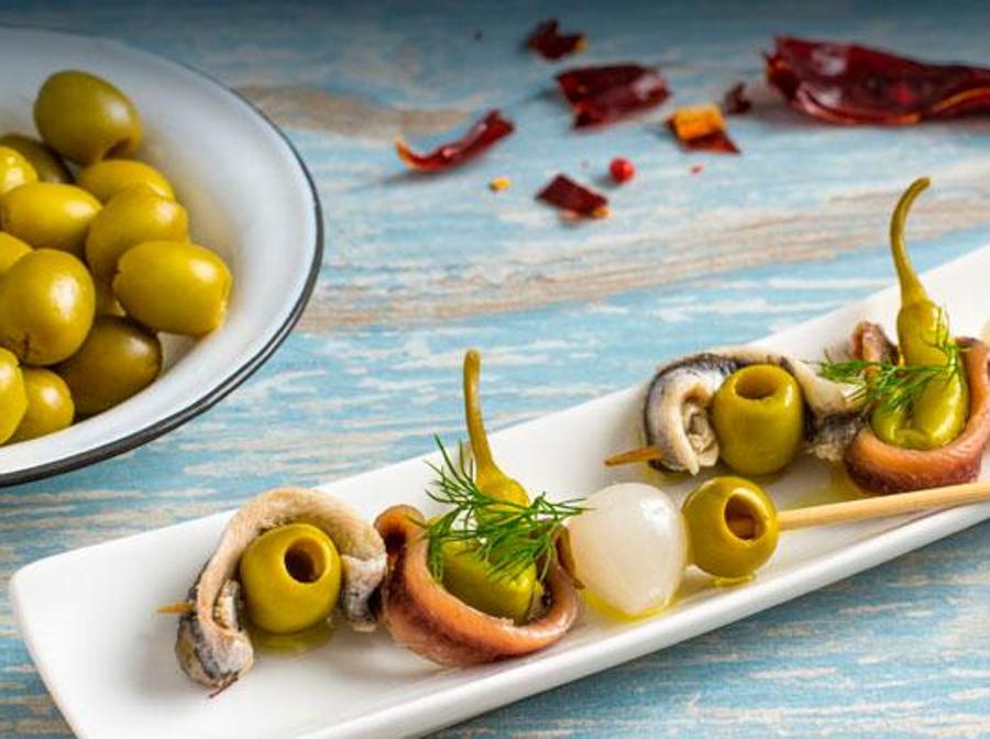 Picoteo sano y snacks saludables: brocheta de aceituna, anchoa y boquerón
