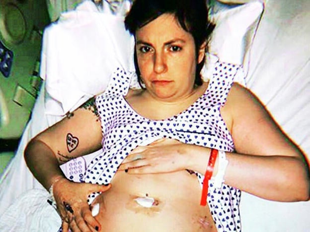 La endometriosis que padeció la obligó a someterse a una histerectomía. La foto de la convalecencia tiene casi 200,000 likes en Instagram./instagram