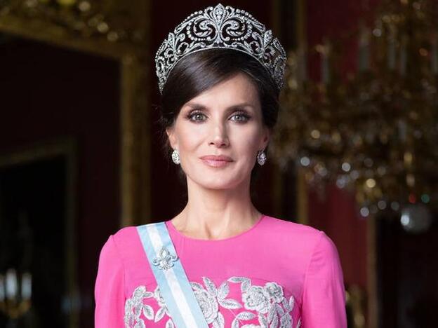 La reina Letizia en muchas ocasiones combina joyas impresionantes con otras más sencillas/D.R.
