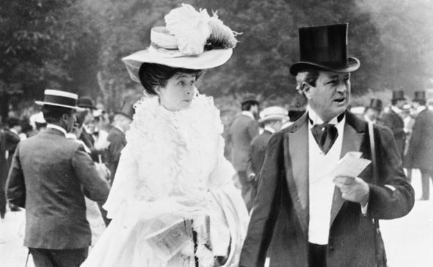 Consuelo Vanderbilt con su padre en las carreras en Paris.