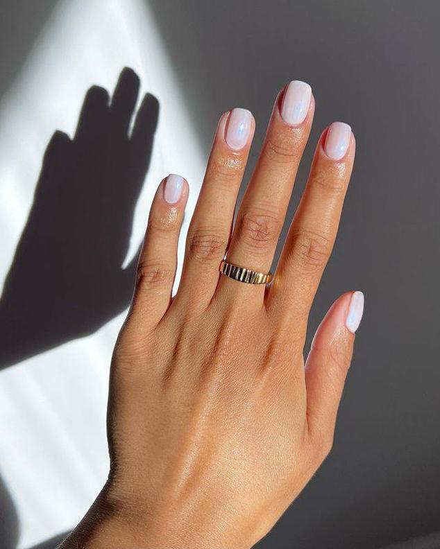 Uñas iridiscentes para el verano: