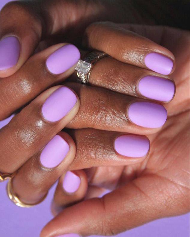 Uñas color lavanda para verano 2023: