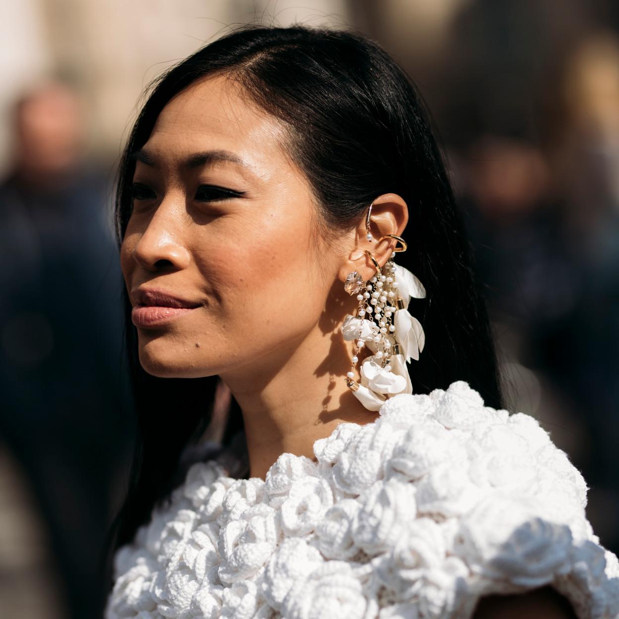 Una mujer en el street style con el cabello liso y cuidado./launchmetrics spotlight