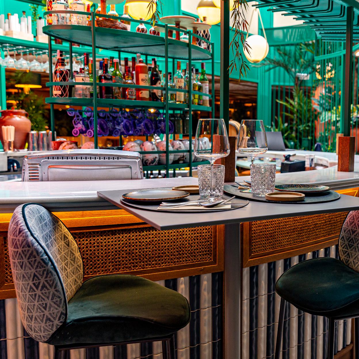 Uno de los restaurantes que permanecen abiertos este agosto en Madrid es Papúa Colón./