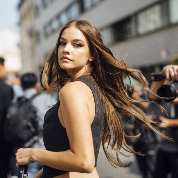 Modelo con color de pelo brillante