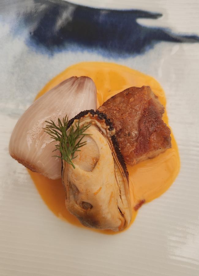 Chalota, bivalvo, papada ibérica y escabeche cítrico de Lalola by Javier Abascal. / AFL