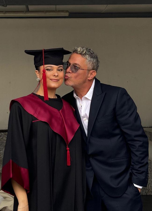 Alejandro Sanz presume de su hija Manuela tras su graduación en una imagen de sus redes sociales. / INSTAGRAM