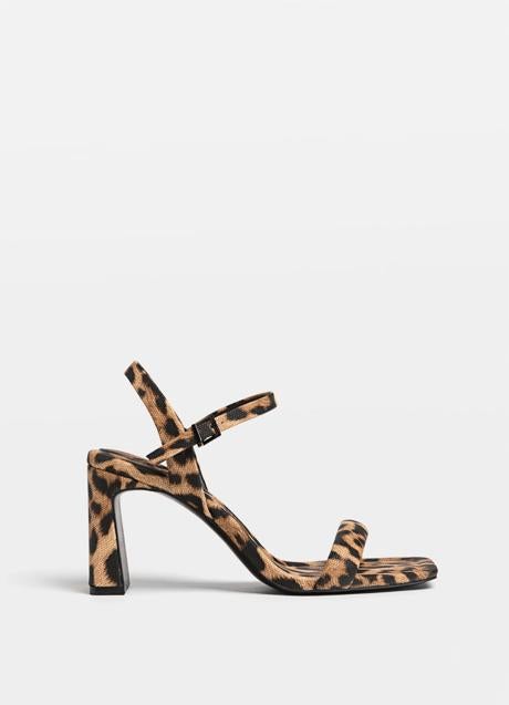Sandalias con estampado de leopardo de Stradivarius (25,99 euros)