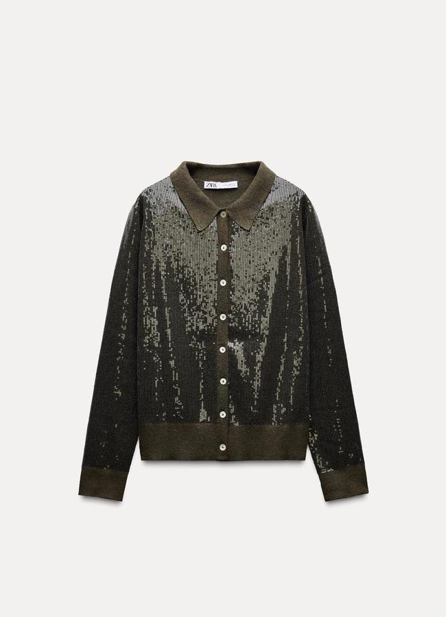 Chaqueta con detalle de lentejuelas de Zara.