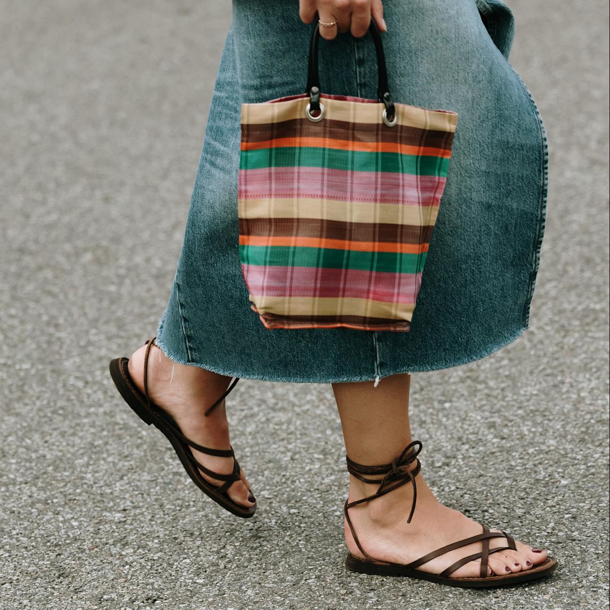 Mujer con sandalias/launchmetrics spotlight