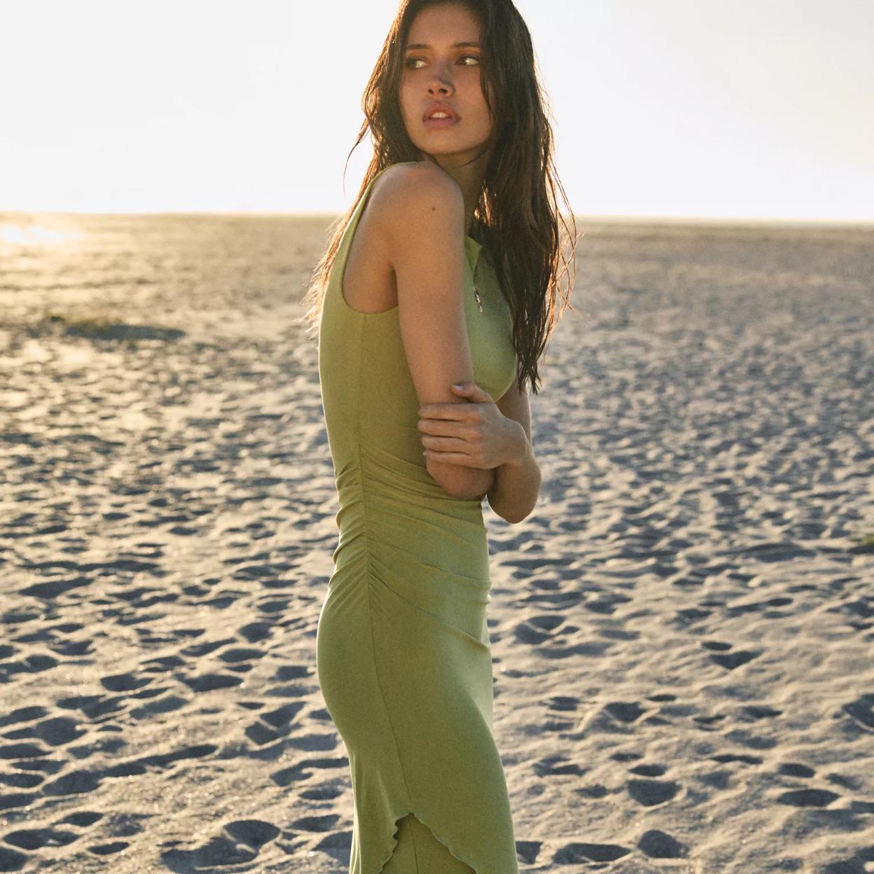 Vestidos midi, pantalones que hacen tipazo y muchas prendas para estrenar la nueva temporada por todo lo alto./Pull & Bear