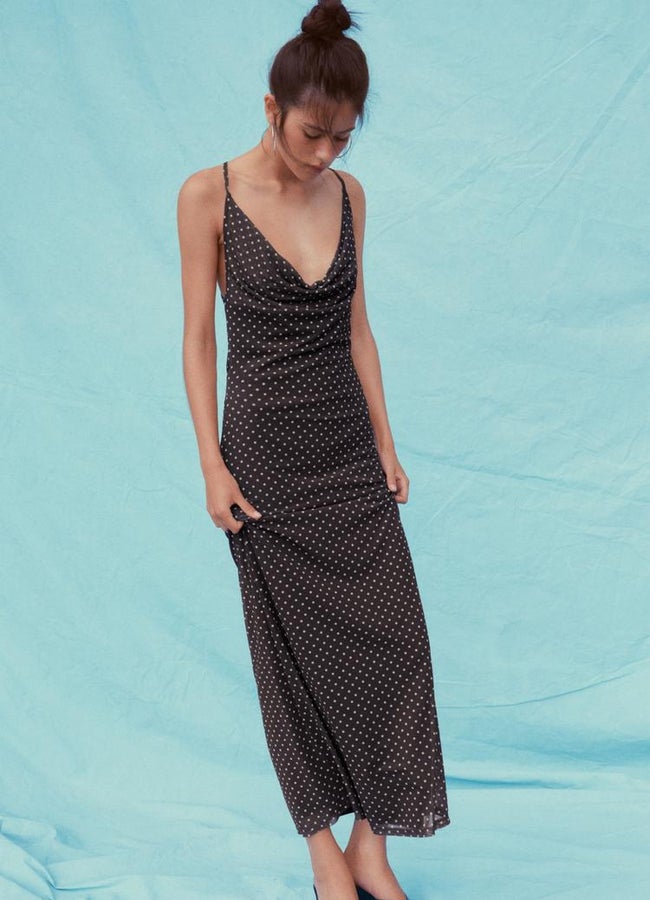 Vestido largo de lunares de Zara.